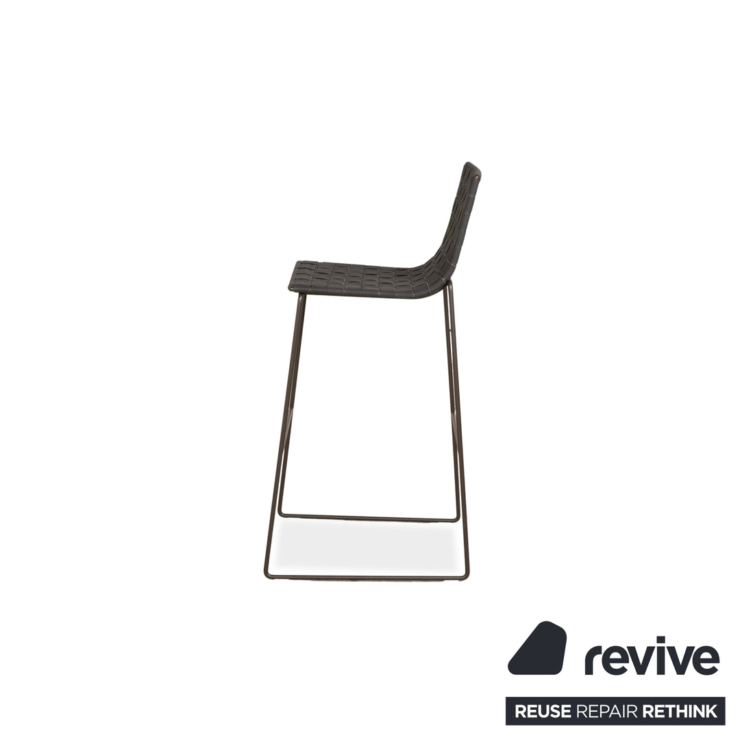 Tabouret Andreu World Trenza en métal gris foncé anthracite et osier marron