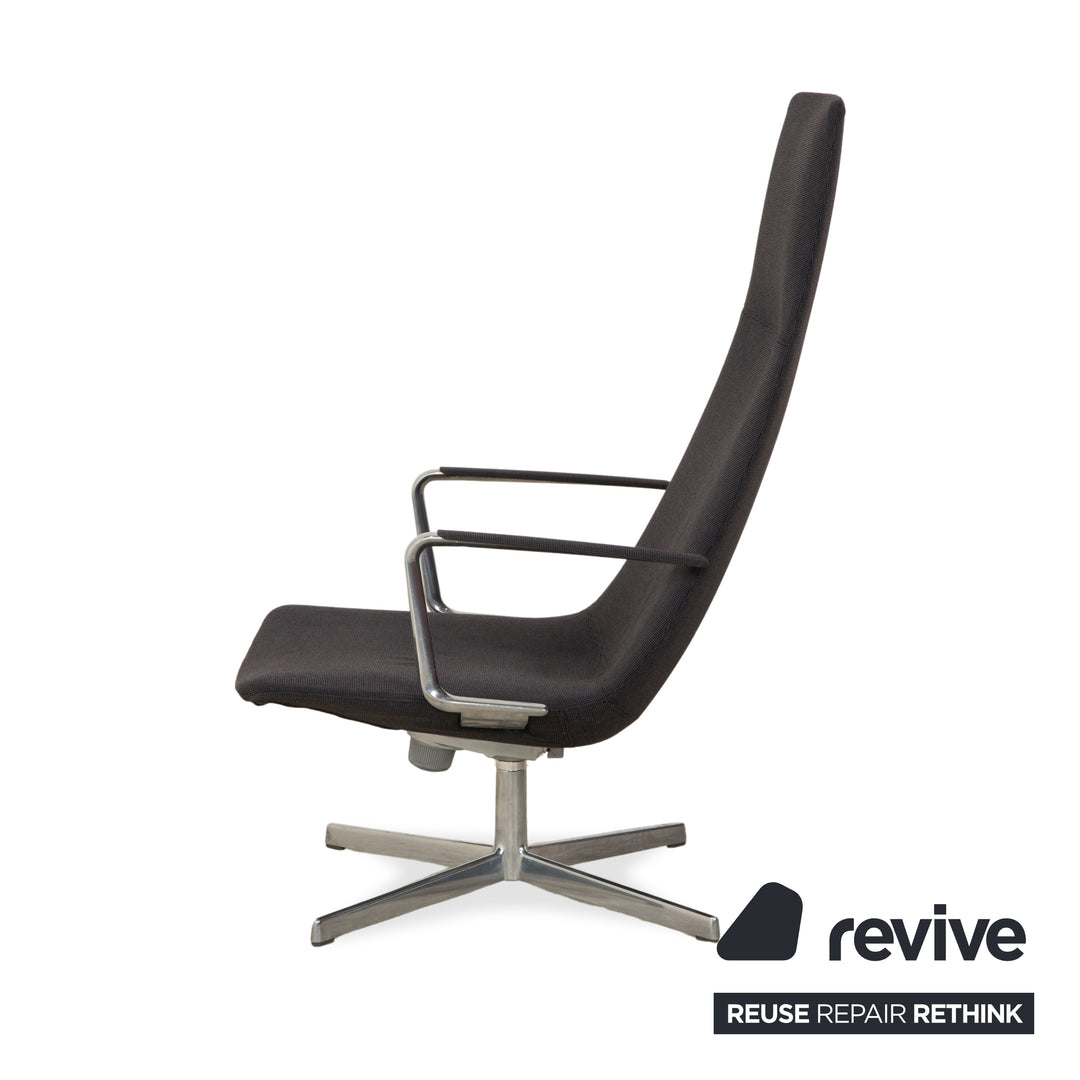 Arper Catifa 46 stoffen fauteuil donkergrijs blauw handmatige functie
