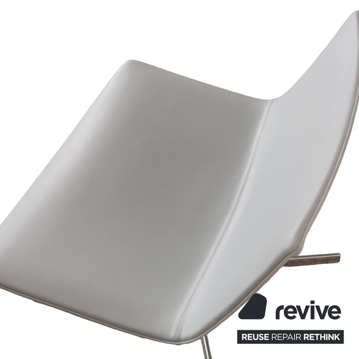Fauteuil pivotant Arper Catifa 80 en cuir bleu-gris bleu clair