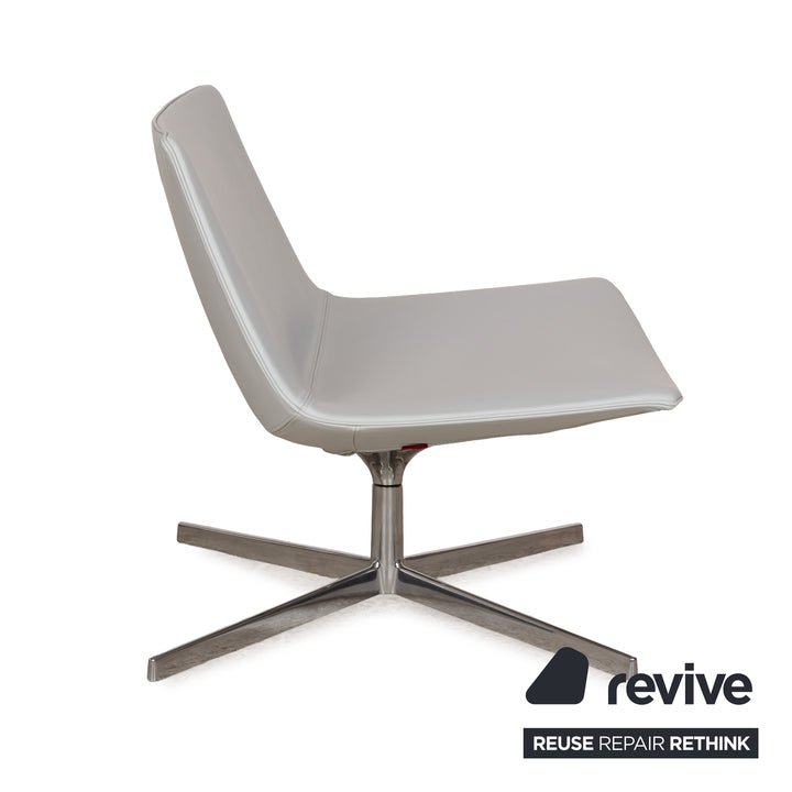 Fauteuil pivotant Arper Catifa 80 en cuir bleu-gris bleu clair