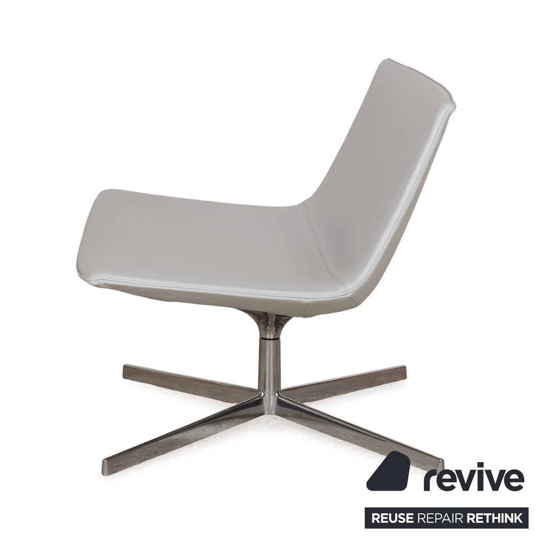 Fauteuil pivotant Arper Catifa 80 en cuir bleu-gris bleu clair