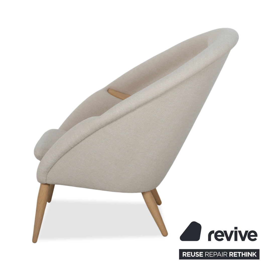 Audo Copenhagen Oda Stoff Sessel Creme Beige Eierschale inkl. Hocker