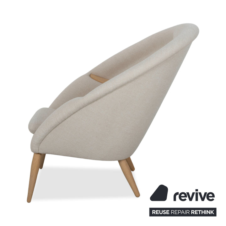 Audo Copenhagen Oda Stoff Sessel Creme Beige Eierschale inkl. Hocker