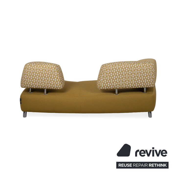 Canapé trois places Leolux en tissu, couleur jaune moutarde ocre