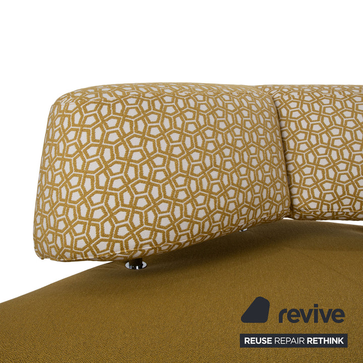 Canapé trois places Leolux en tissu, couleur jaune moutarde ocre