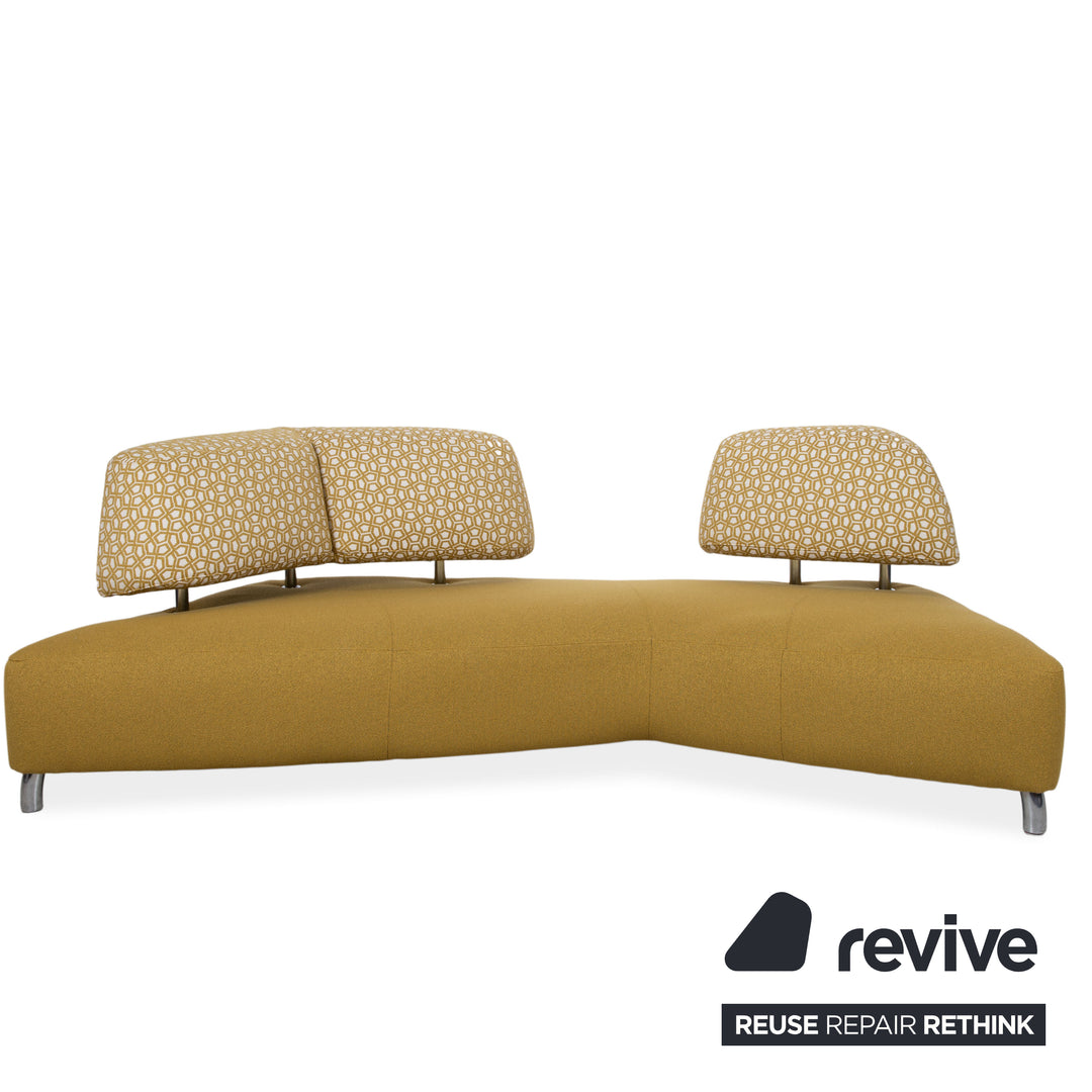 Canapé trois places Leolux en tissu, couleur jaune moutarde ocre