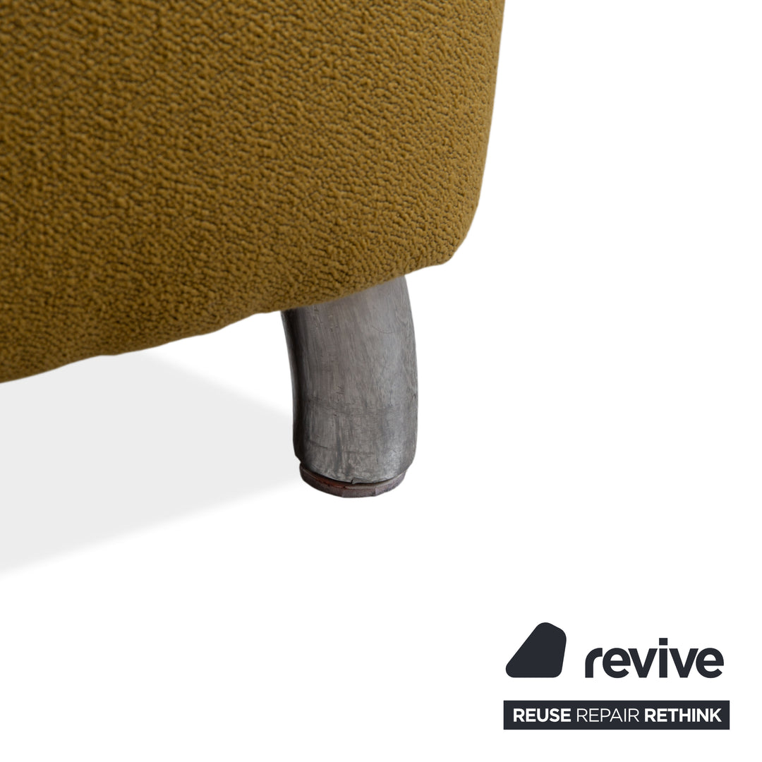 Canapé trois places Leolux en tissu, couleur jaune moutarde ocre