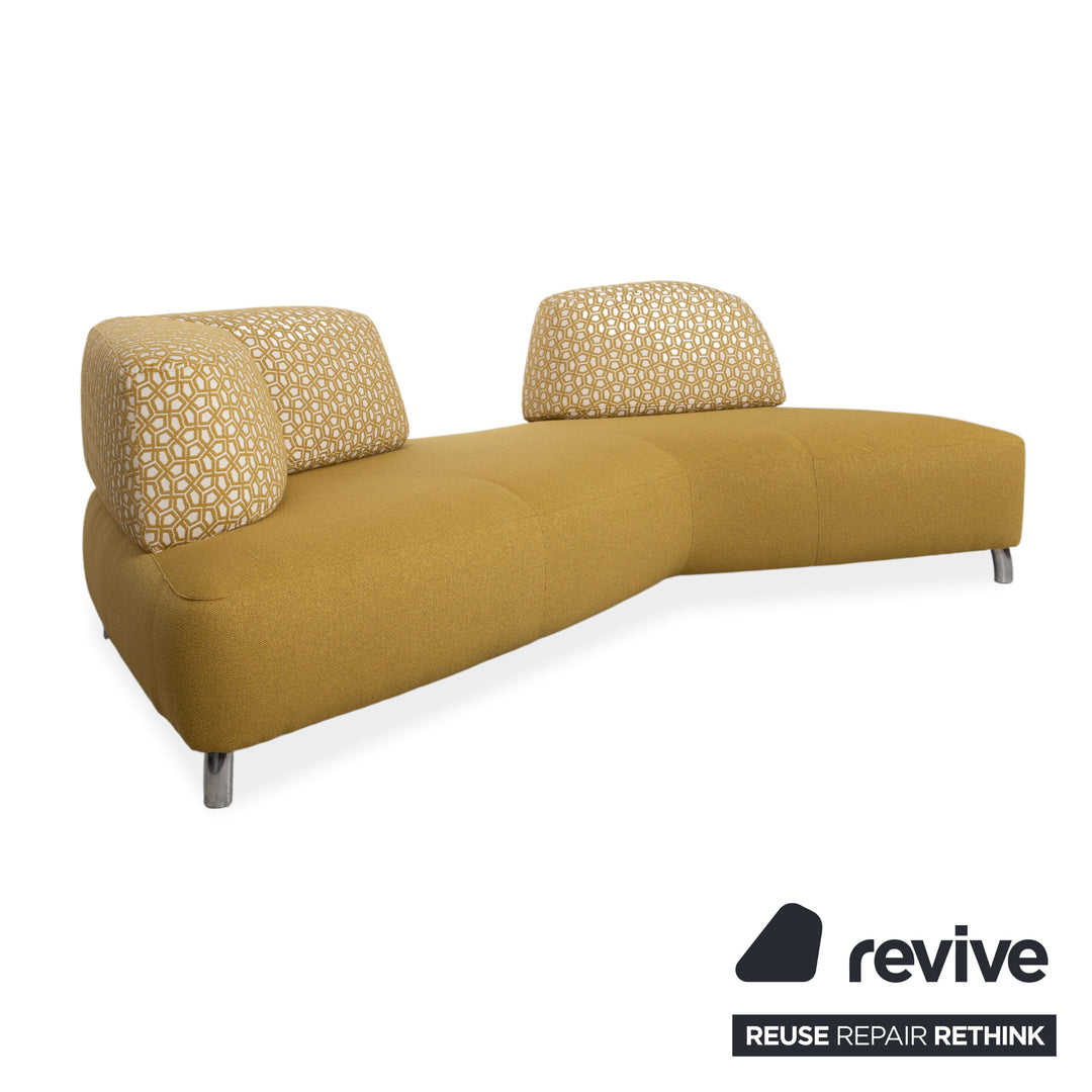 Canapé trois places Leolux en tissu, couleur jaune moutarde ocre