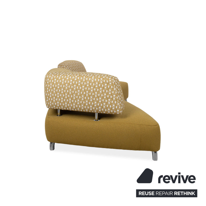 Canapé trois places Leolux en tissu, couleur jaune moutarde ocre