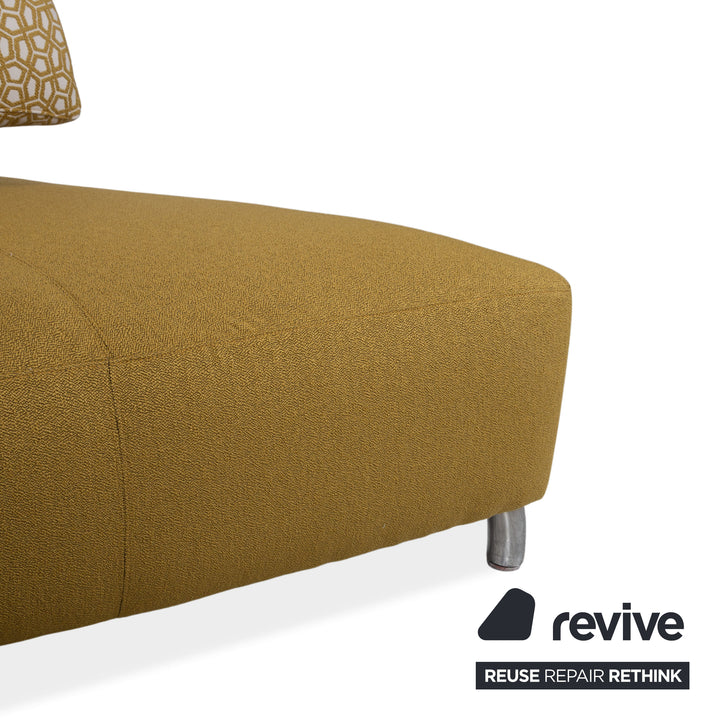 Canapé trois places Leolux en tissu, couleur jaune moutarde ocre