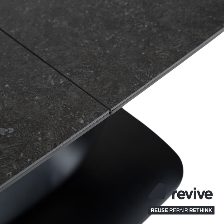 BoConcept Alicante Tisch Schwarz ausziehbar mit Zusatztischplatte in dunkelgrauem Steingut T076 manuelle Funktion 183 x 100