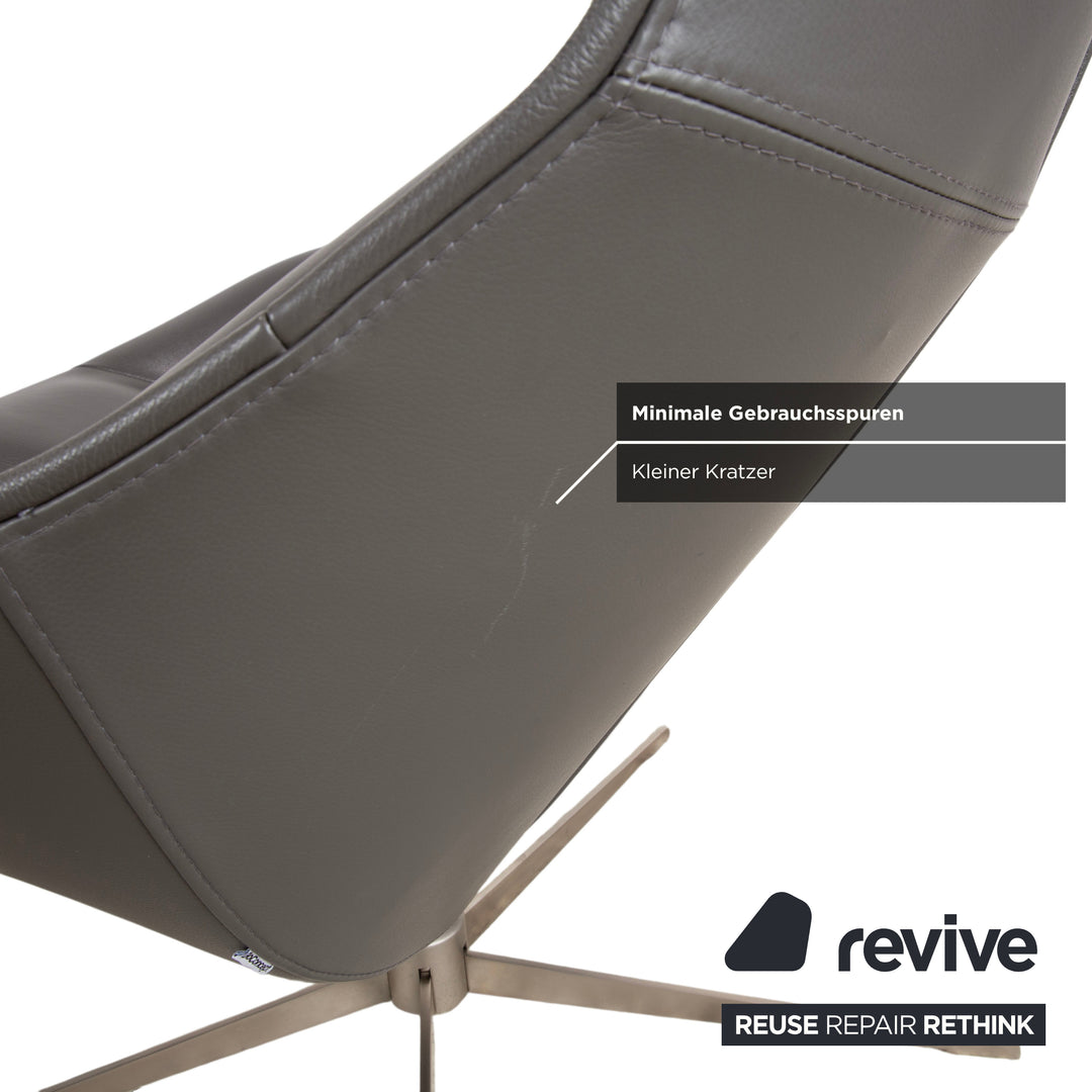 BoConcept Boston Leder Sessel inkl. Hocker Grau Braun Taupe Estoril Semi Anilin Leder 0959 manuelle Drehfunktion und Wippfunktion