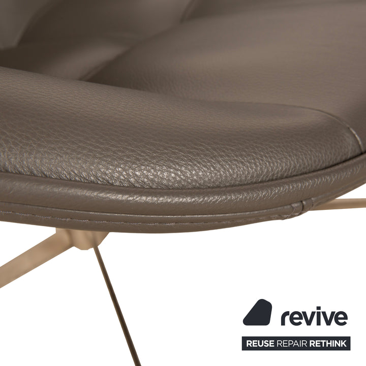 BoConcept Boston Leder Sessel inkl. Hocker Grau Braun Estoril Semi Anilin Leder 0959 manuelle Drehfunktion und Wippfunktion