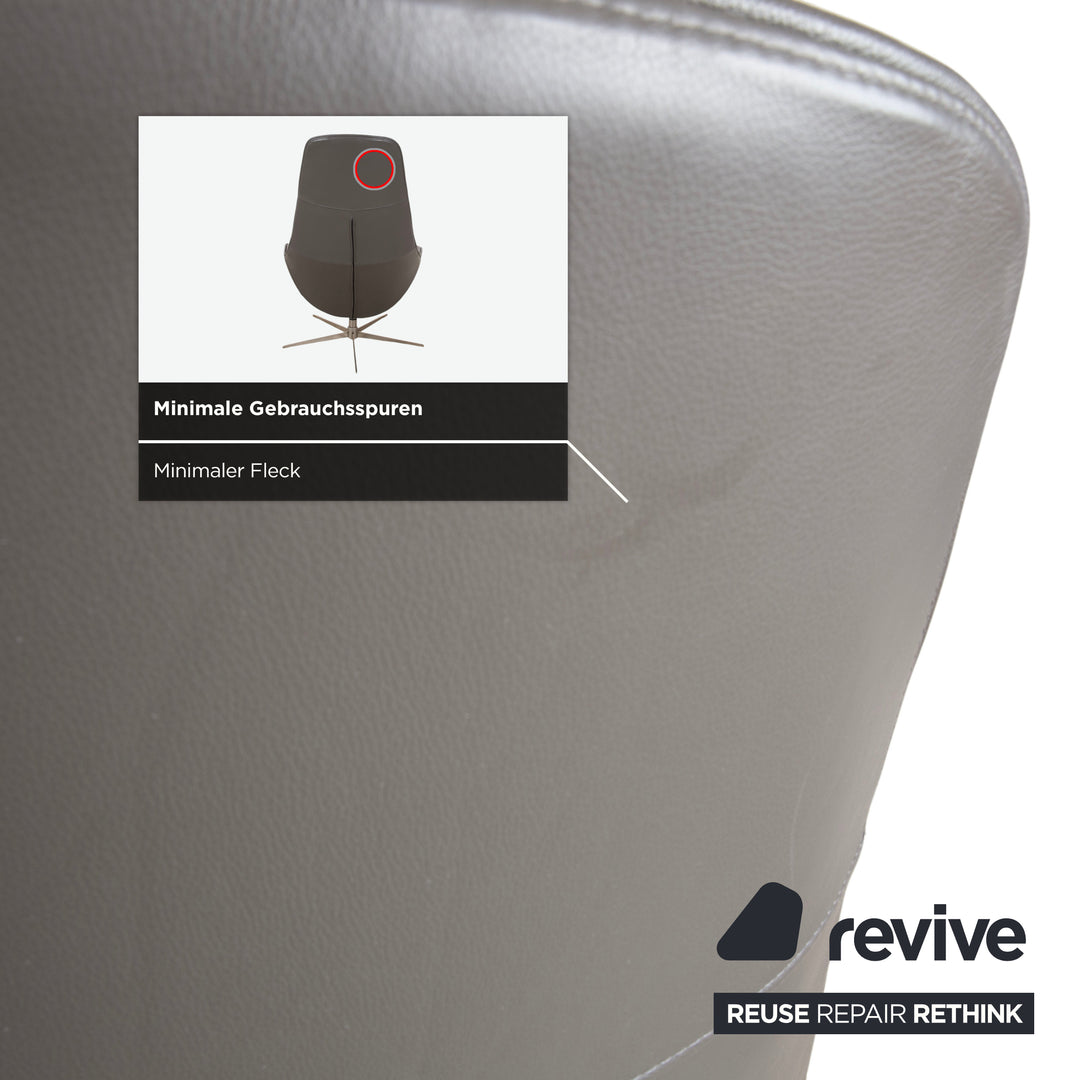 BoConcept Boston Leder Sessel inkl. Hocker Grau Braun Taupe Estoril Semi Anilin Leder 0959 manuelle Drehfunktion und Wippfunktion