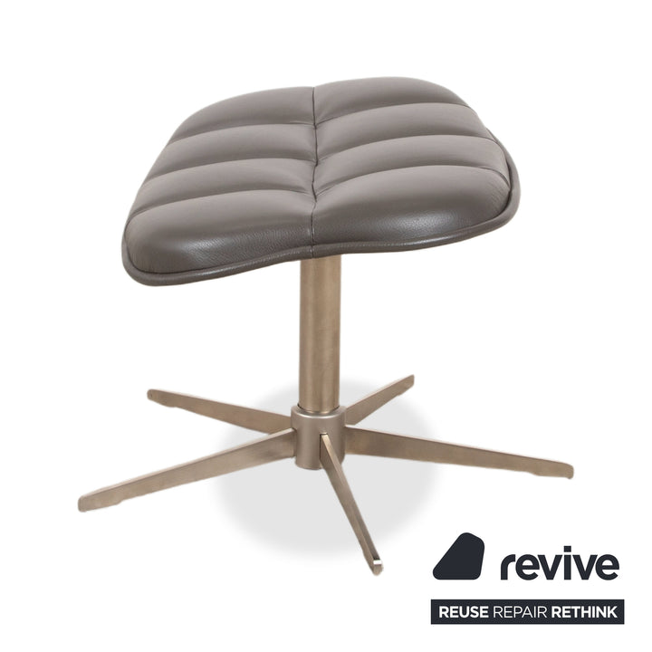 BoConcept Boston Leder Sessel inkl. Hocker Grau Braun Taupe Estoril Semi Anilin Leder 0959 manuelle Drehfunktion und Wippfunktion
