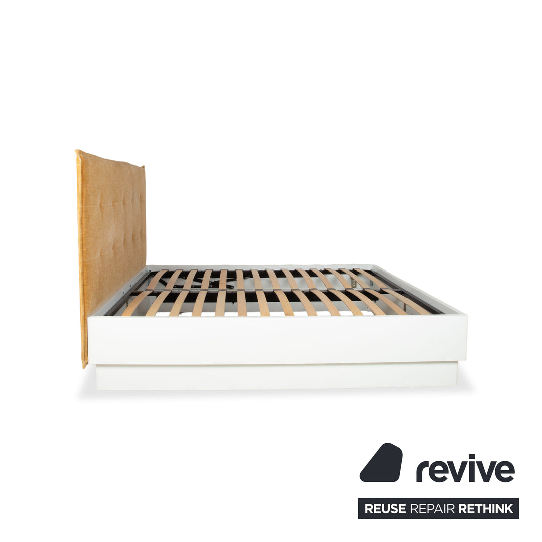 BoConcept Lugano Stoff Bett Gelb Weiß Curry Schlafzimmer manuelle Funktion Bettkasten