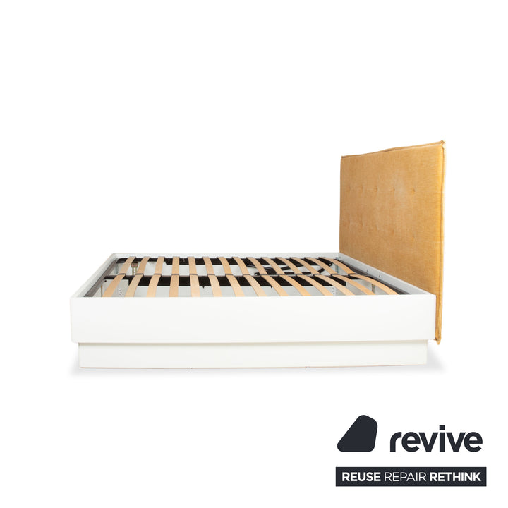 BoConcept Lugano Stoff Bett Gelb Weiß Curry Schlafzimmer manuelle Funktion Bettkasten