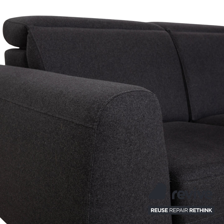 Canapé deux places BoConcept Pravo en tissu gris foncé avec fonction électrique