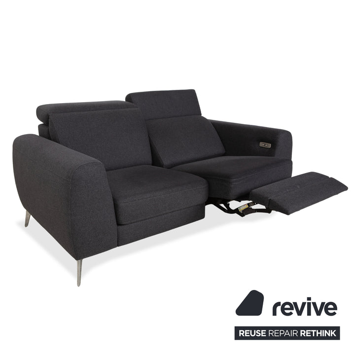 Canapé deux places BoConcept Pravo en tissu gris foncé avec fonction électrique