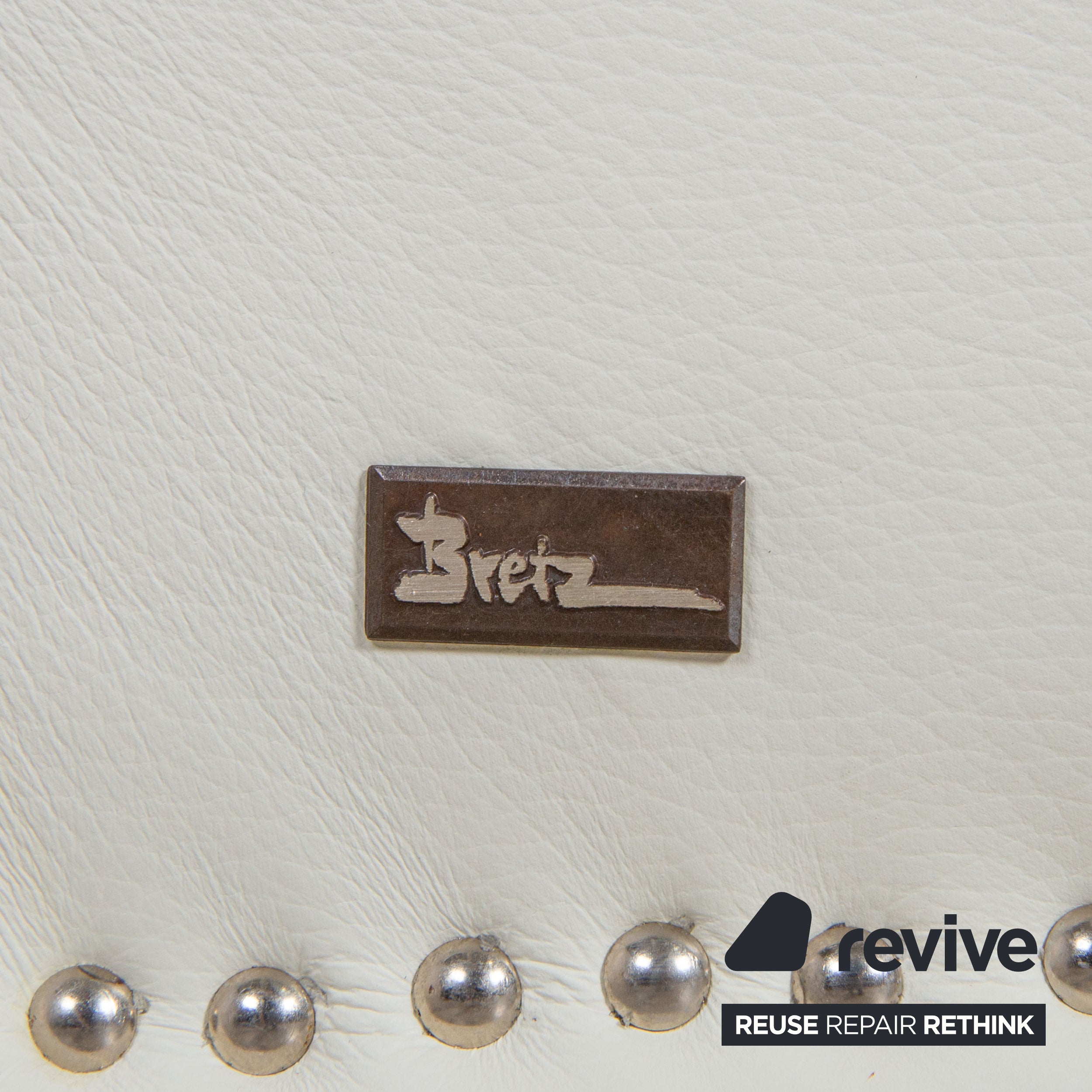 Bretz Gaudi Leder Dreisitzer Sofa Couch Weiß Creme Beige Silber Löwentatzen Füße Nieten