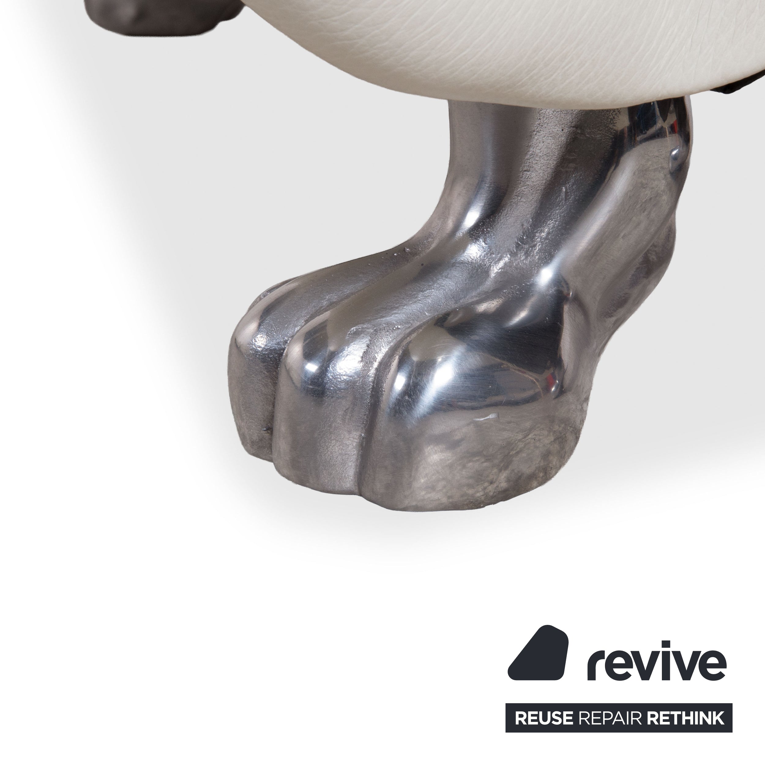 Bretz Gaudi Leder Hocker Weiß Creme Beige Silber Löwentatzen Füße Nieten