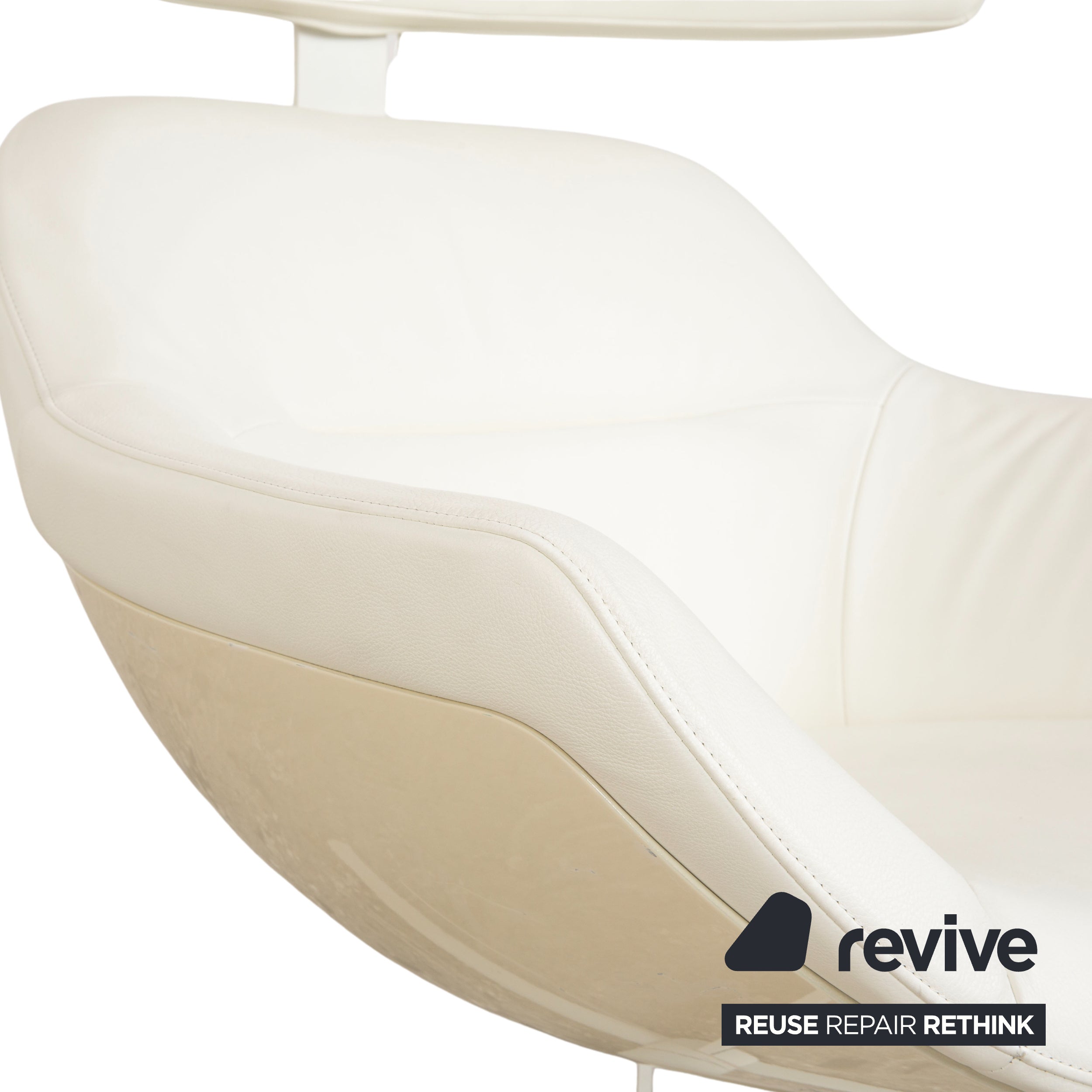 Fauteuil en cuir Cassina Auckland, couleur crème, à commande manuelle, avec repose-pieds.