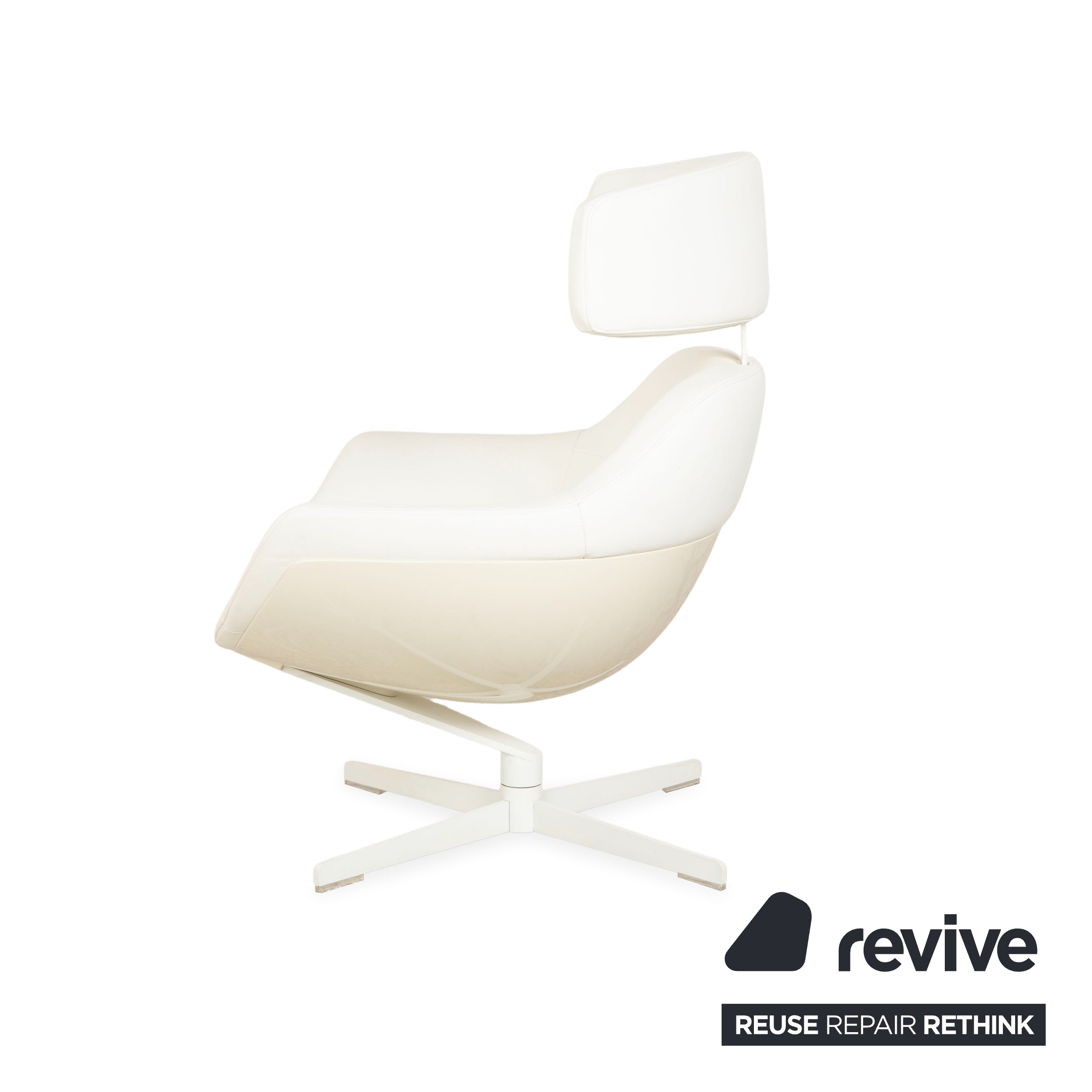 Fauteuil en cuir Cassina Auckland, couleur crème, à commande manuelle, avec repose-pieds.