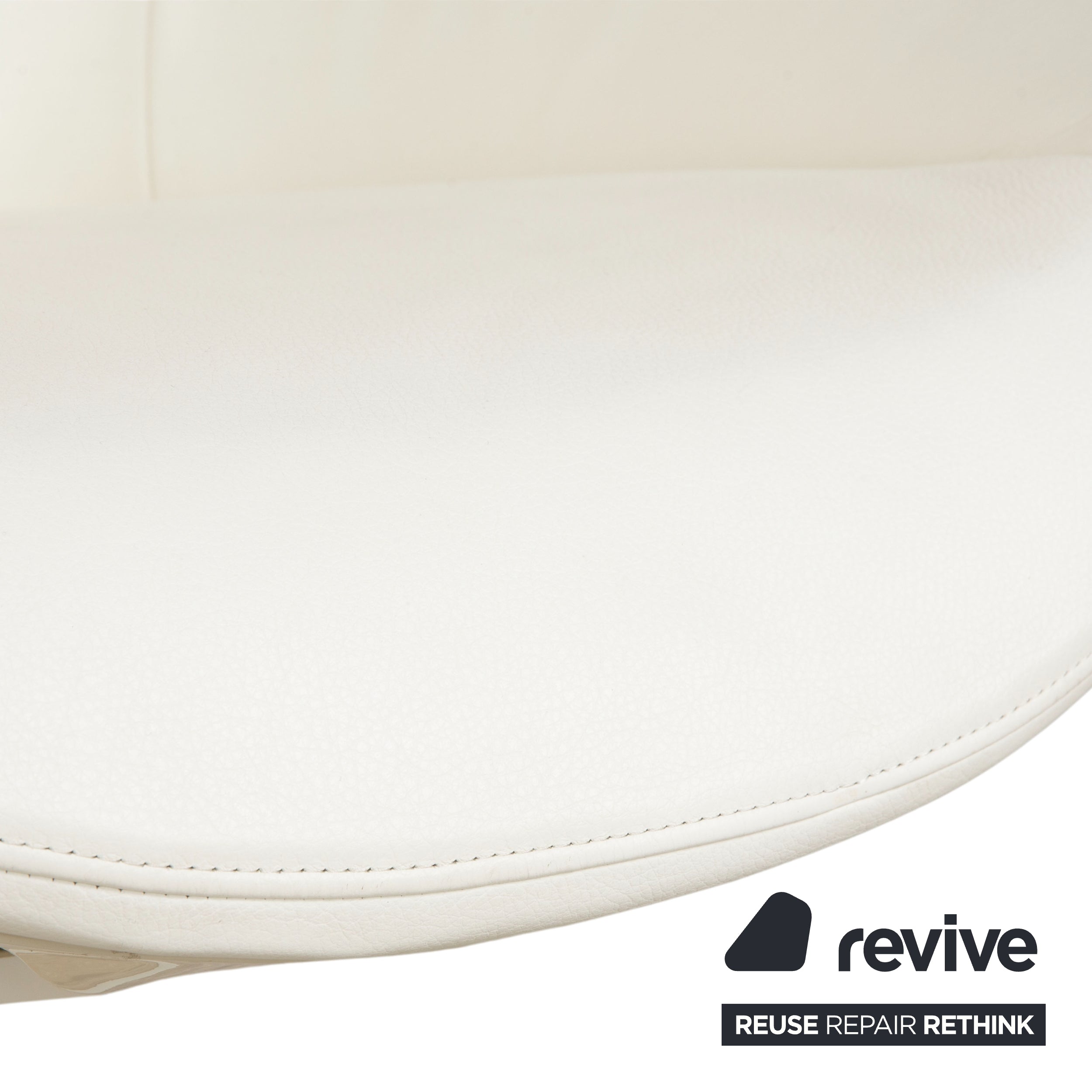 Fauteuil en cuir Cassina Auckland, couleur crème, à commande manuelle, avec repose-pieds.