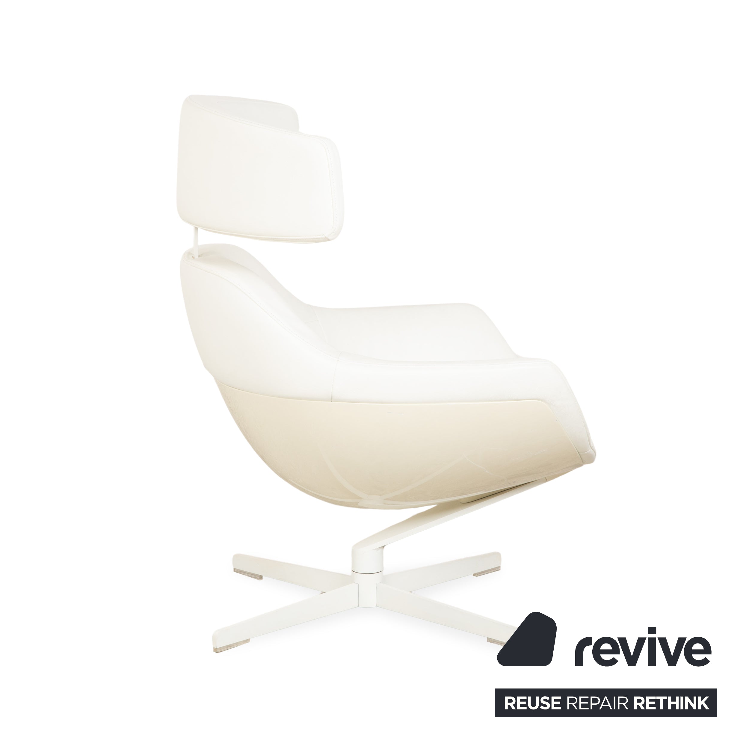 Fauteuil en cuir Cassina Auckland, couleur crème, à commande manuelle, avec repose-pieds.