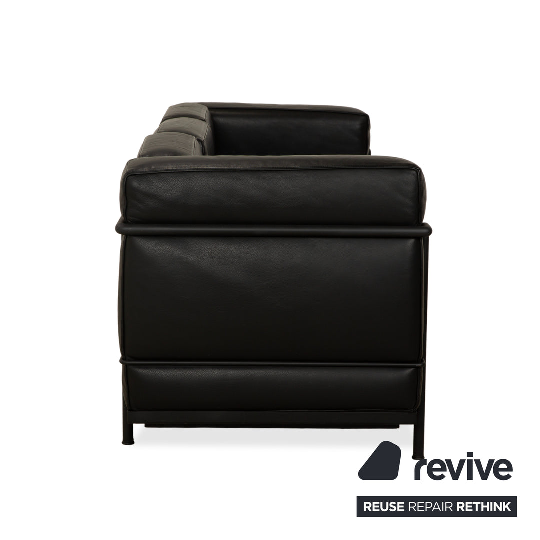 Canapé trois places en cuir noir Cassina LC 2 avec fauteuil