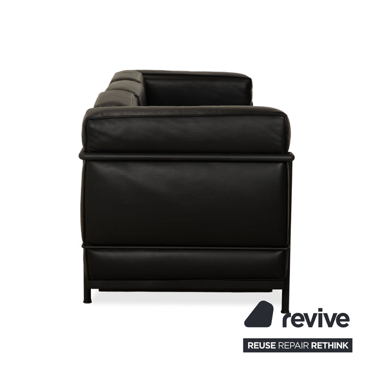 Canapé trois places en cuir noir Cassina LC 2 avec fauteuil
