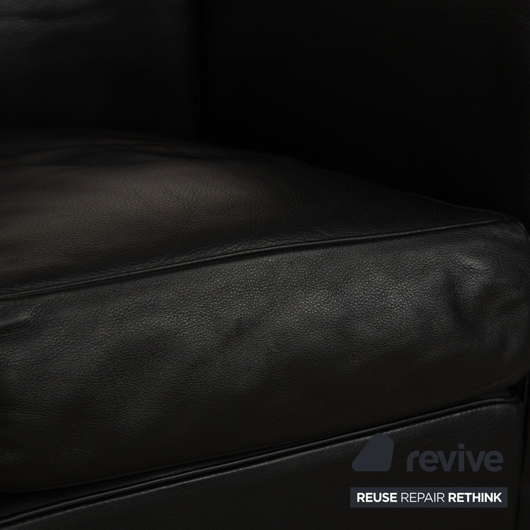 Canapé trois places en cuir noir Cassina LC 2 avec fauteuil
