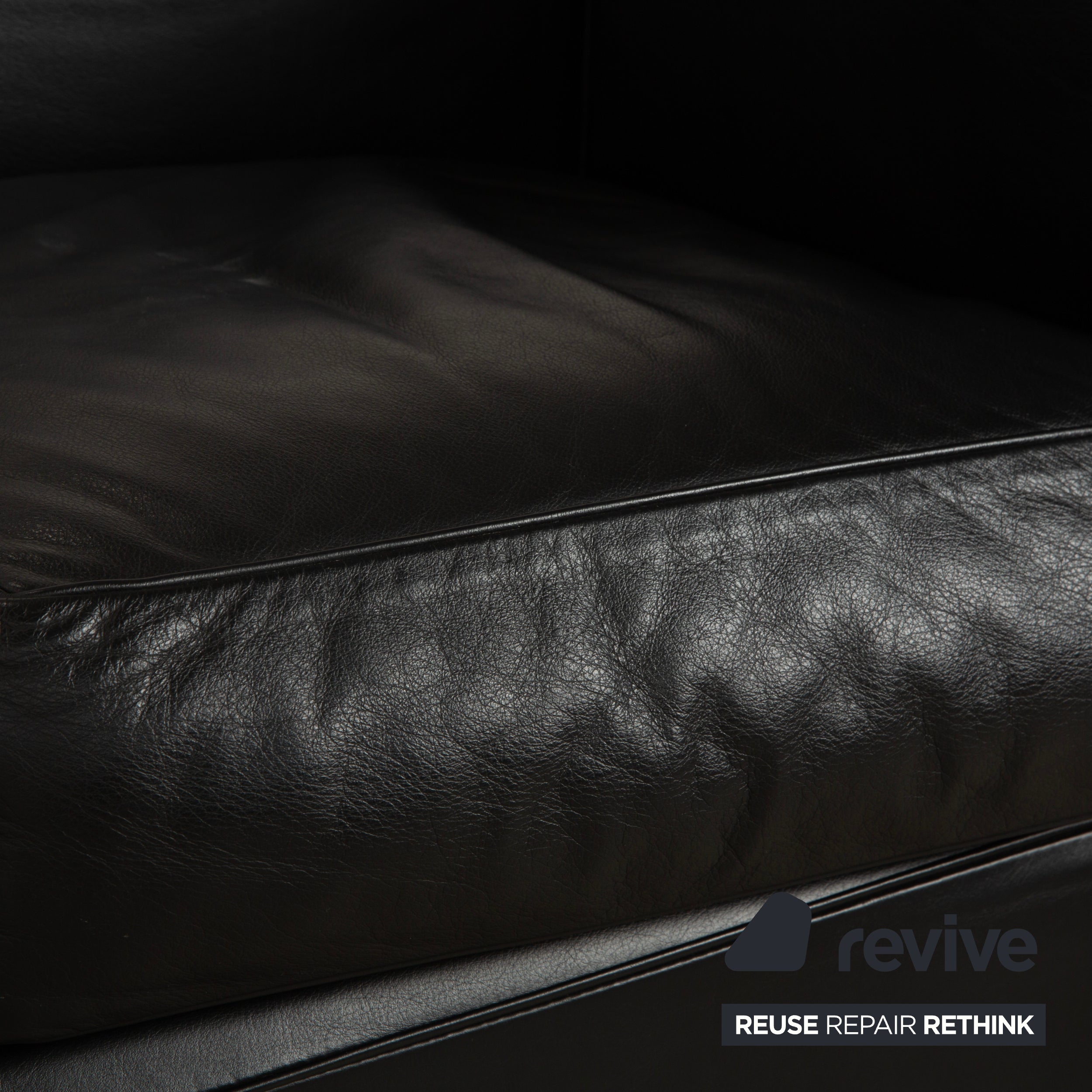 Canapé deux places en cuir noir Cassina LC 2, style Le Corbusier chromé