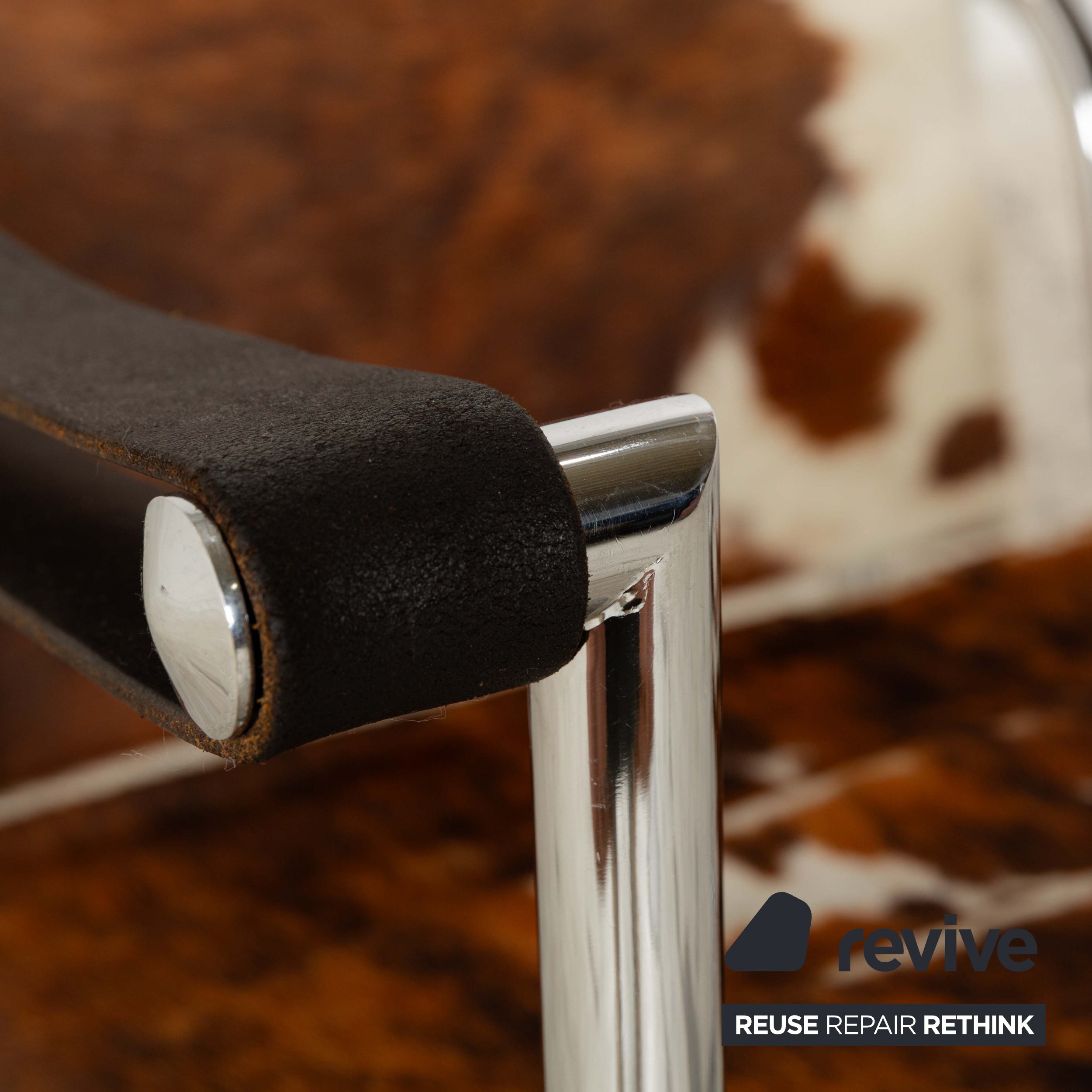 Fauteuil Cassina Le Corbusier LC 1 en fourrure de vache marron Bauhaus