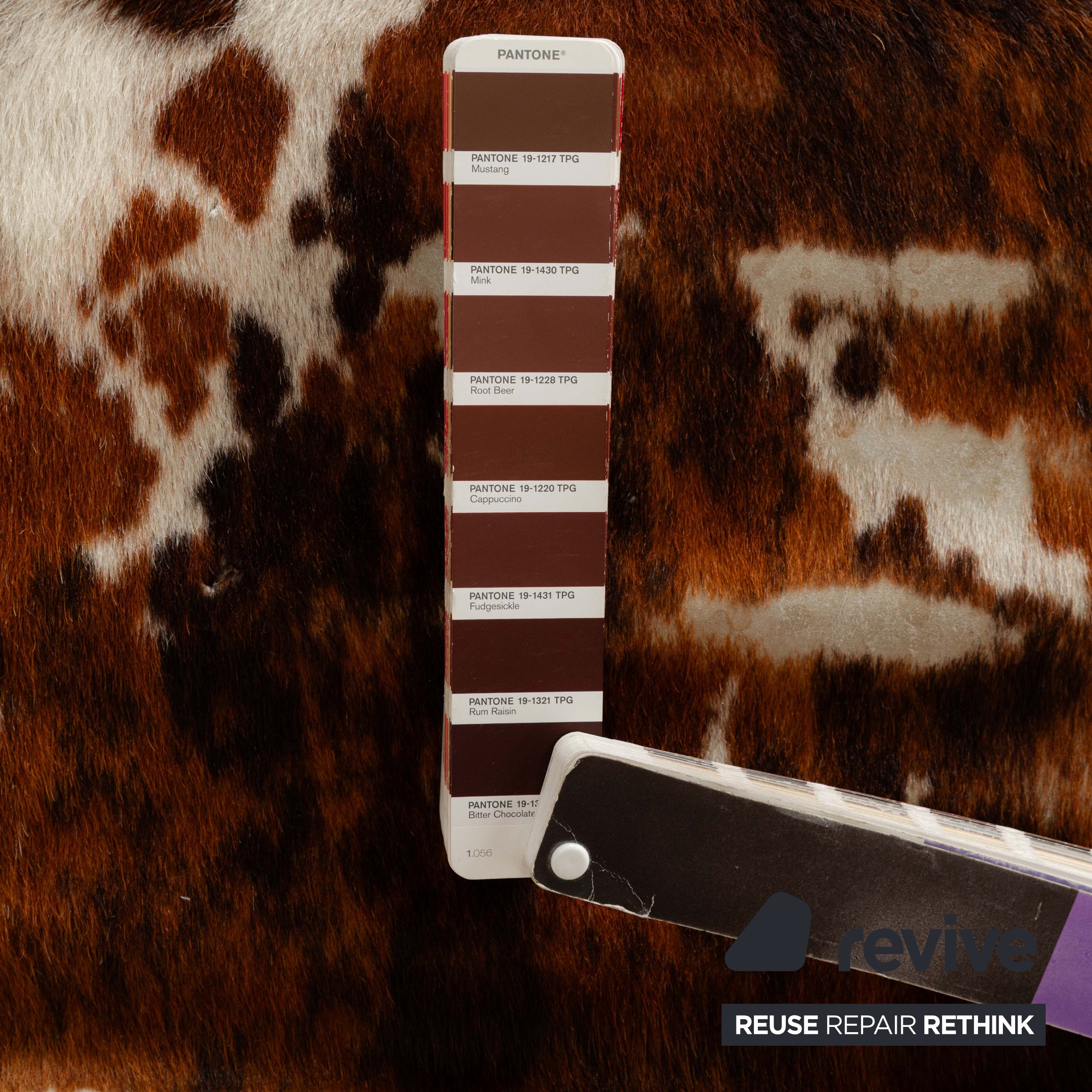 Fauteuil Cassina Le Corbusier LC 1 en fourrure de vache marron Bauhaus