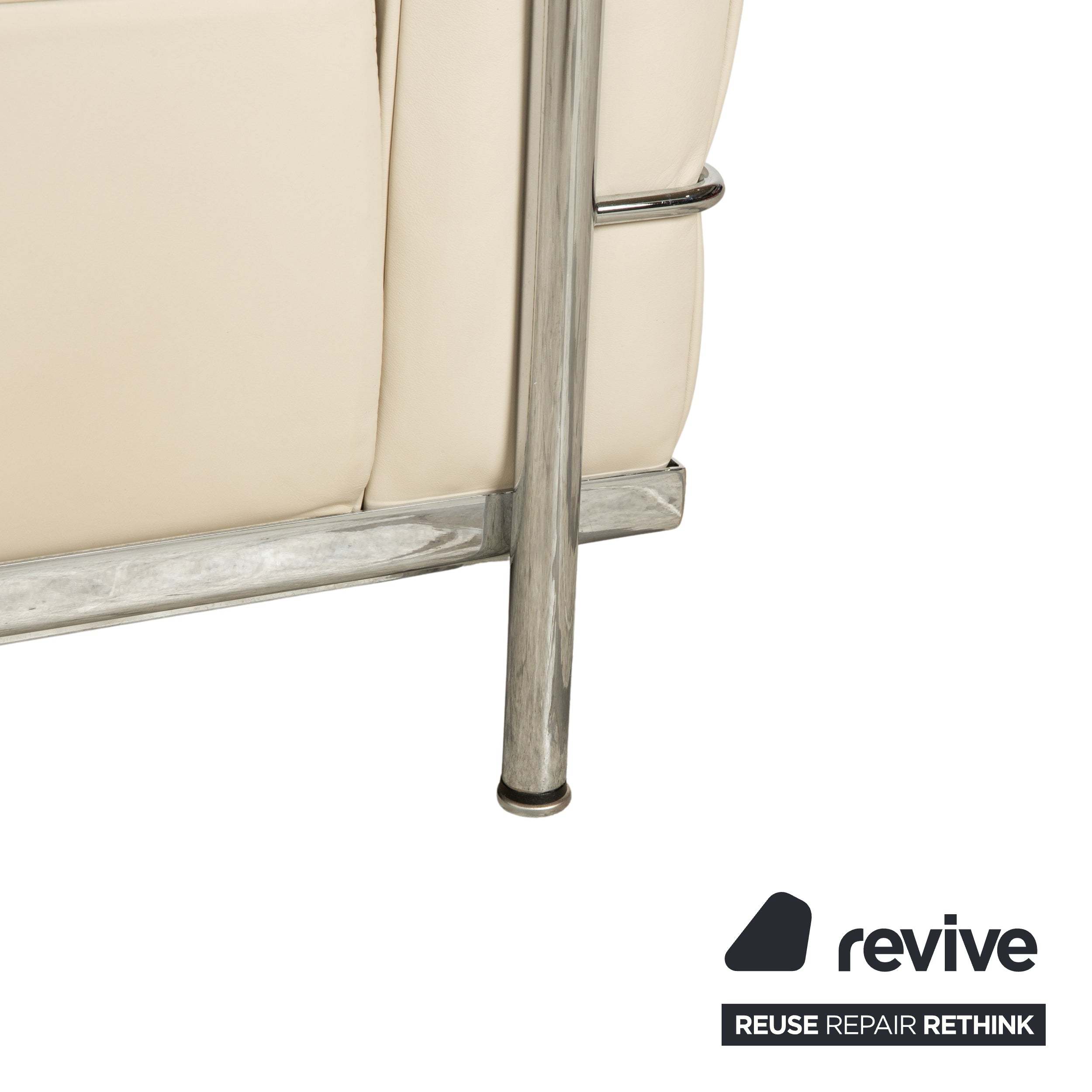 Canapé deux places en cuir Cassina Le Corbusier LC 2, couleur crème coquille d'œuf blanc