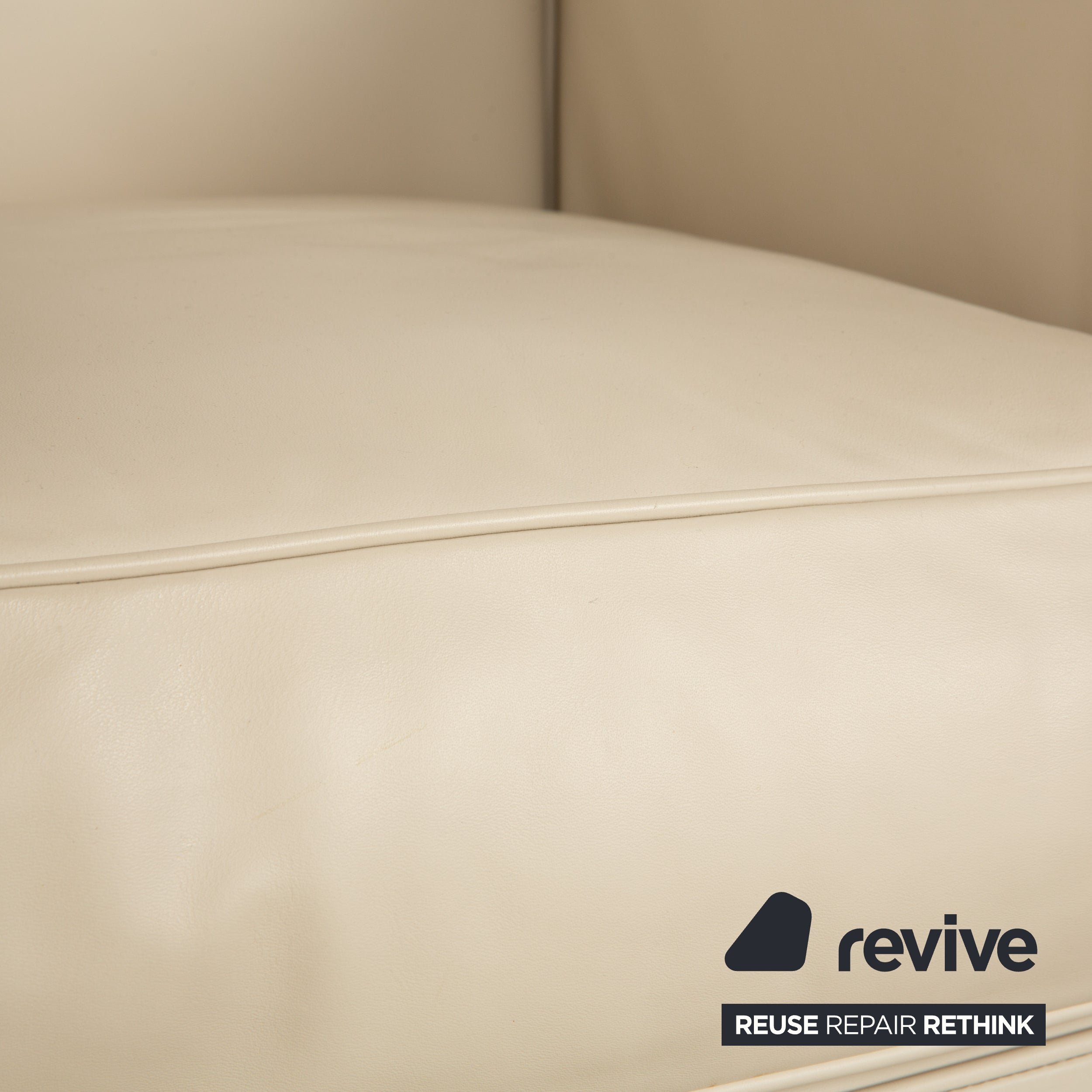 Canapé deux places et deux fauteuils en cuir Cassina Le Corbusier LC 2 Crème Blanc coquille d'œuf