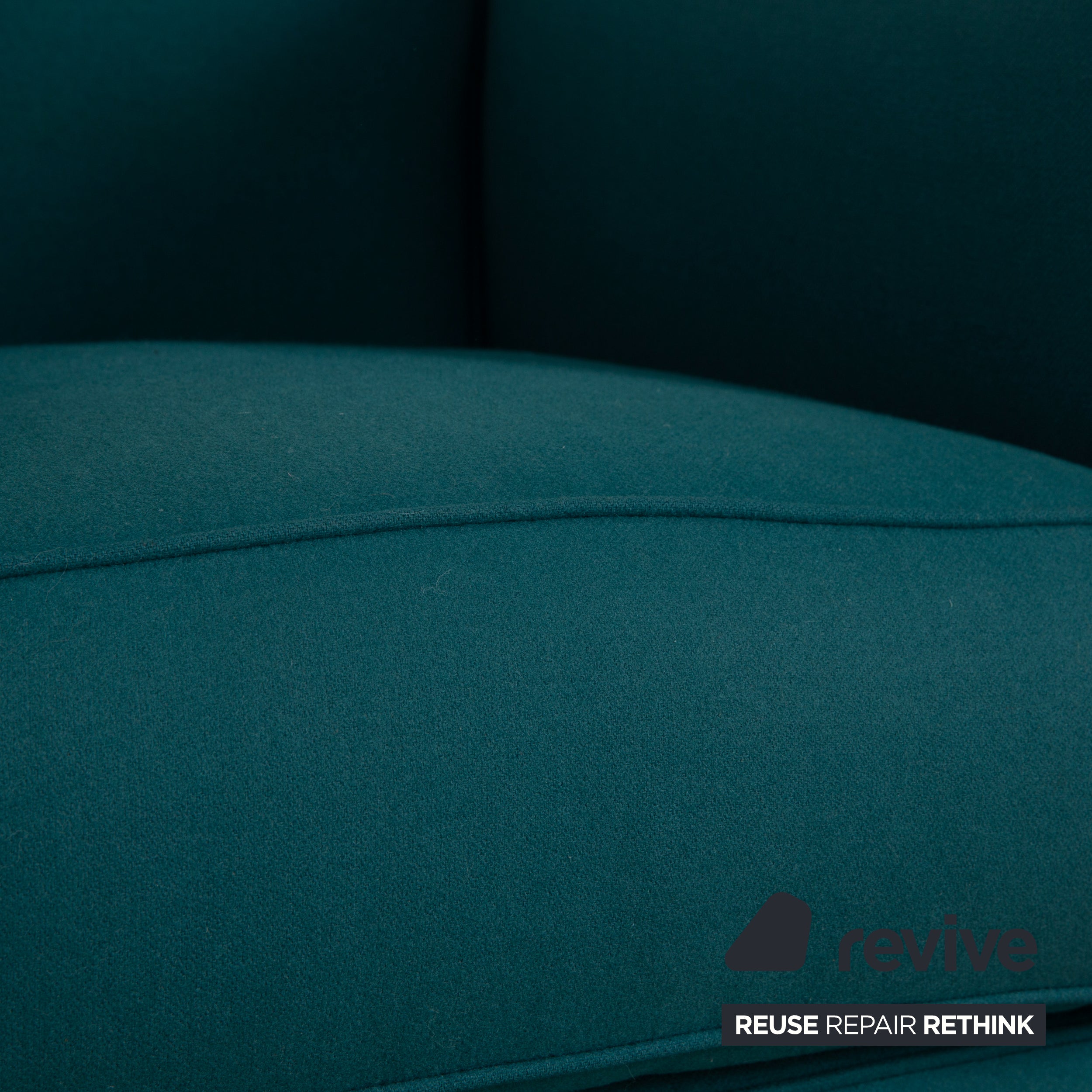 Fauteuil Cassina Le Corbusier LC 2 en tissu bleu pétrole Bauhaus