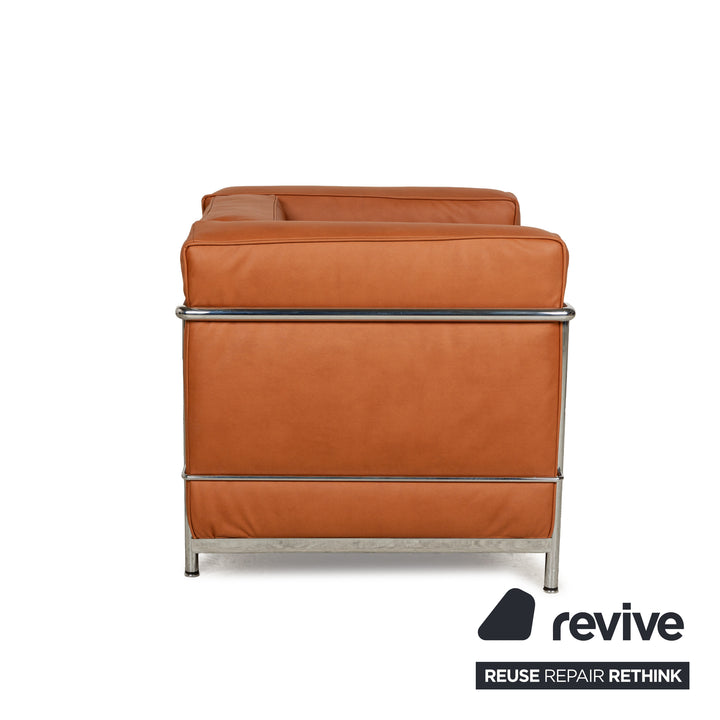 Fauteuil Cassina Le Corbusier LC 2 en cuir vegan marron cognac, revêtement chromé Bauhaus