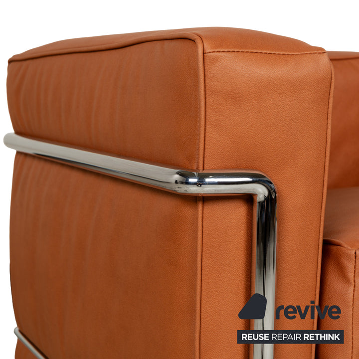 Fauteuil Cassina Le Corbusier LC 2 en cuir vegan marron cognac, revêtement chromé Bauhaus