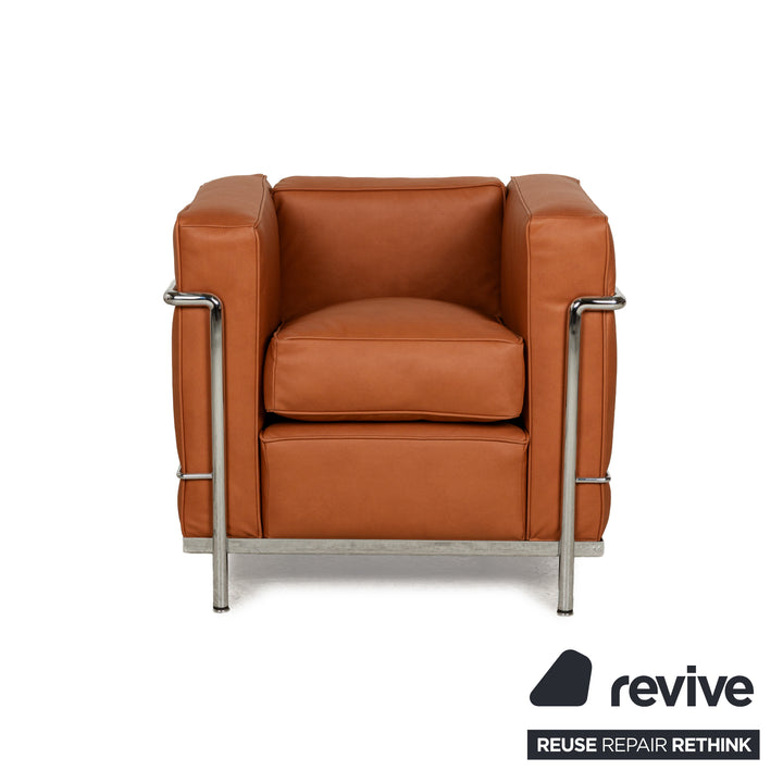 Fauteuil Cassina Le Corbusier LC 2 en cuir vegan marron cognac, revêtement chromé Bauhaus