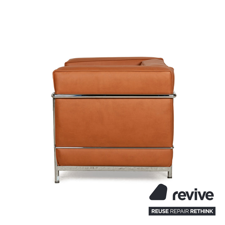 Fauteuil Cassina Le Corbusier LC 2 en cuir vegan marron cognac, revêtement chromé Bauhaus
