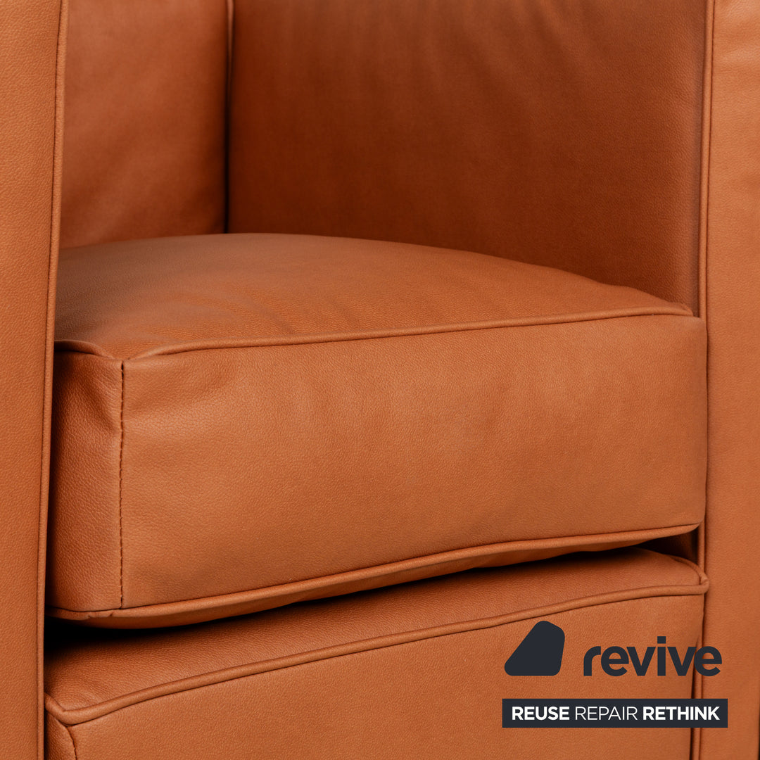 Fauteuil Cassina Le Corbusier LC 2 en cuir vegan marron cognac, revêtement chromé Bauhaus