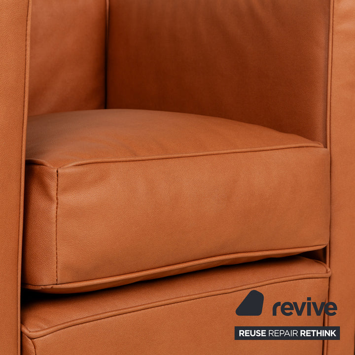 Fauteuil Cassina Le Corbusier LC 2 en cuir vegan marron cognac, revêtement chromé Bauhaus