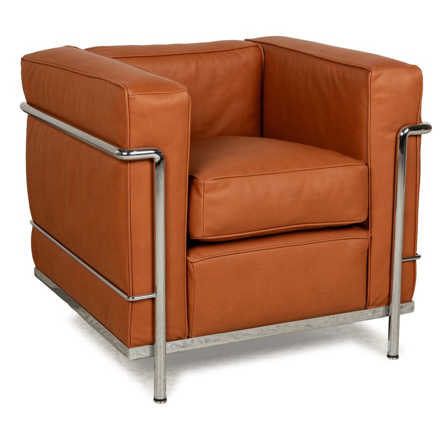 Fauteuil Cassina Le Corbusier LC 2 en cuir vegan marron cognac, revêtement chromé Bauhaus