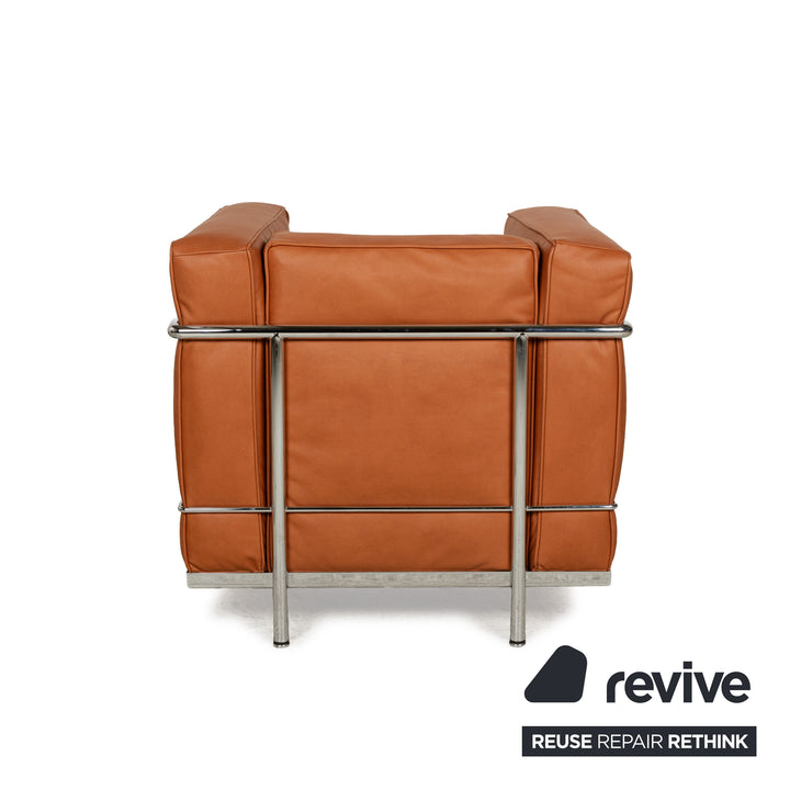 Fauteuil Cassina Le Corbusier LC 2 en cuir vegan marron cognac, revêtement chromé Bauhaus
