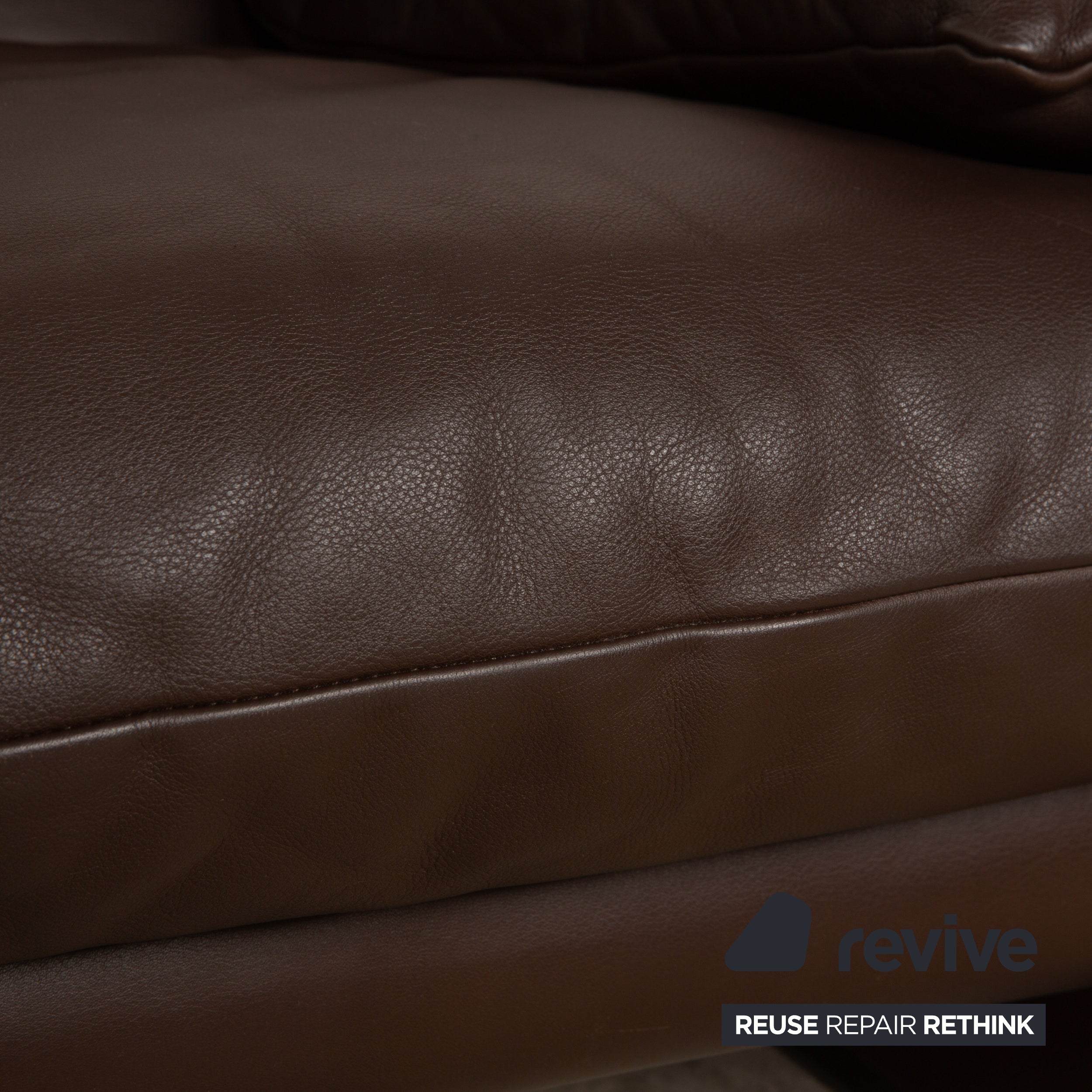 Fauteuil Cassina Maralunga en cuir marron châtaignier fonction manuelle