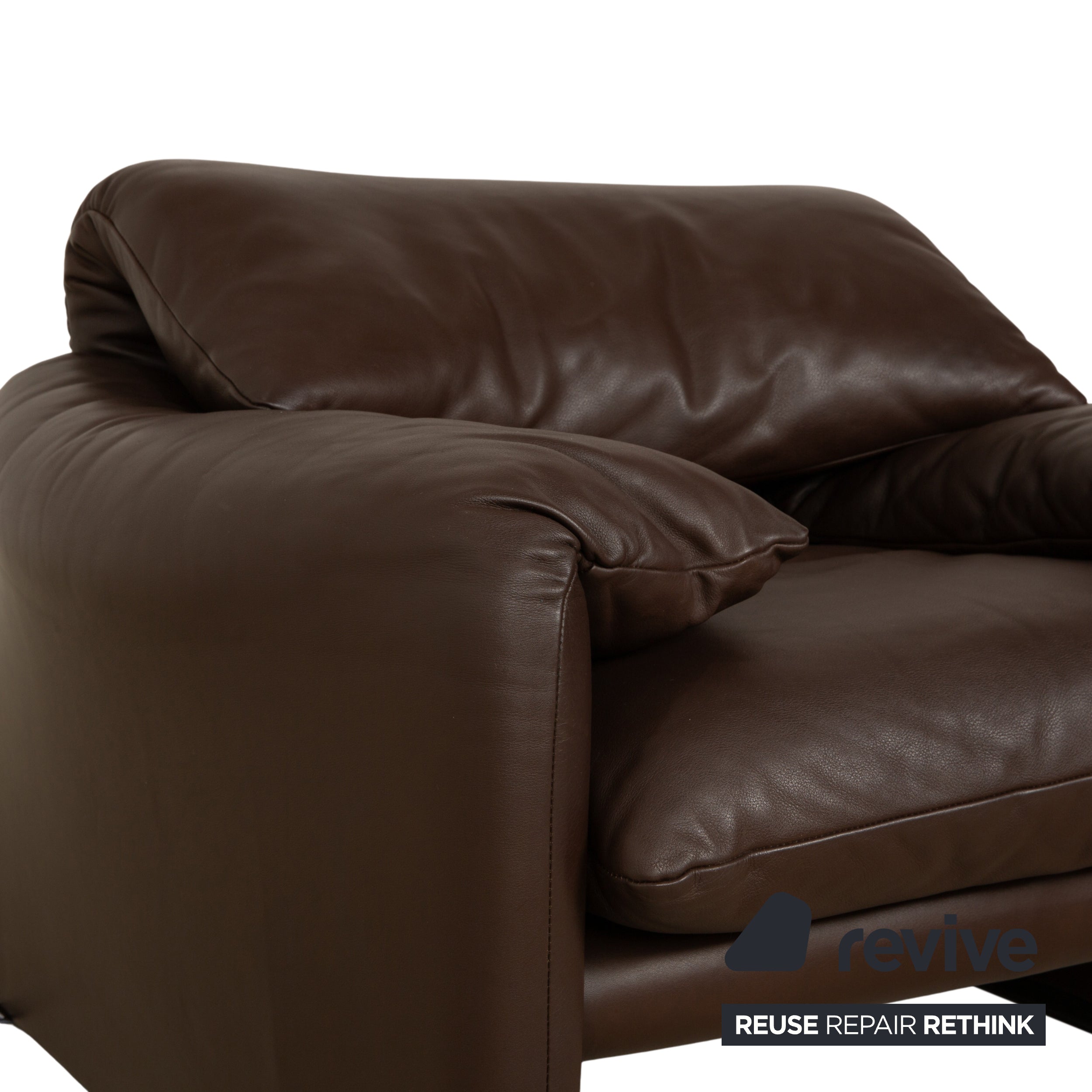 Fauteuil Cassina Maralunga en cuir marron châtaignier fonction manuelle