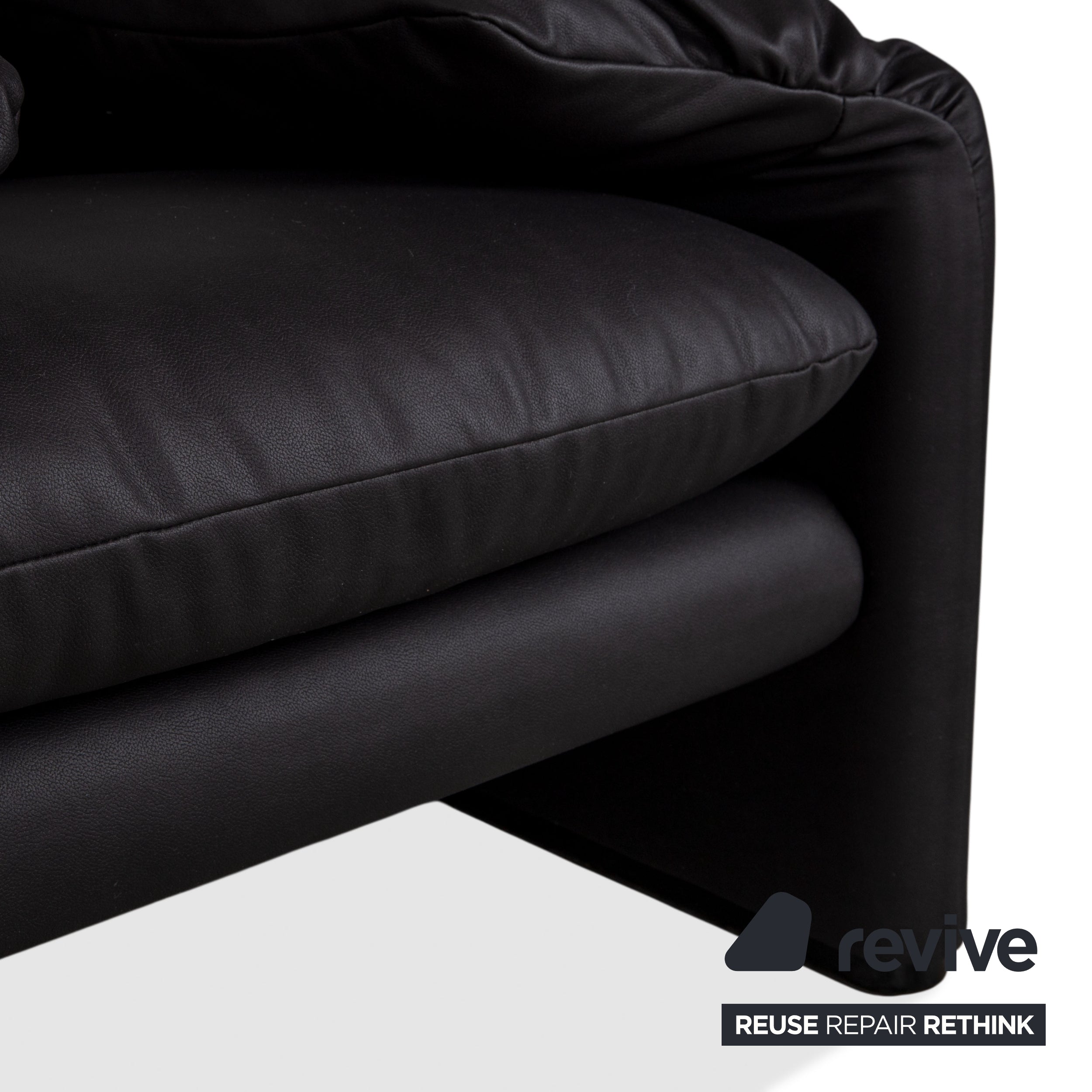 Cassina Maralunga Sessel + Hocker veganes Leder GAVIN 117 Anthrazit manuelle Funktion