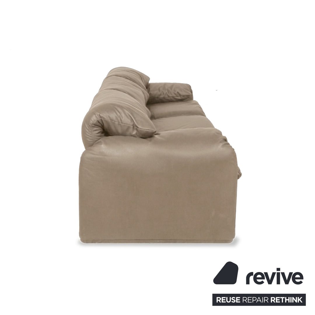 Cassina Maralunga cuir vegan canapé trois places beige avec fonction manuelle retapissé
